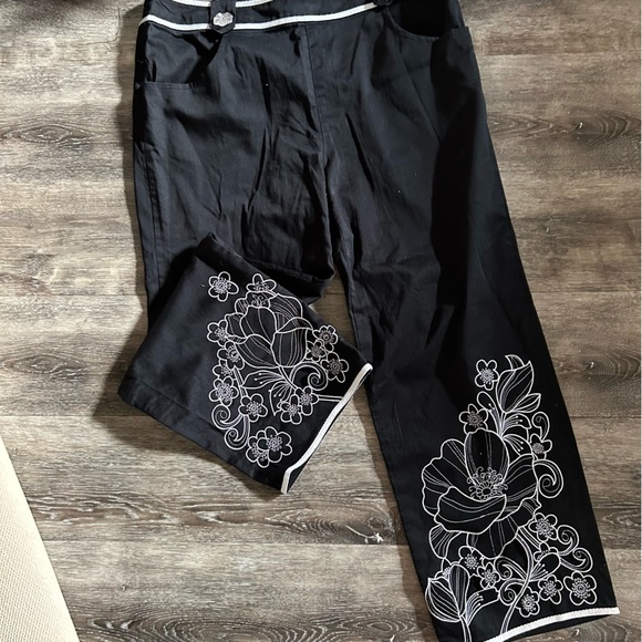 Sharon Young Black and White Floral Embroidered Capri Pants sz 6 - Picture 5 of 9